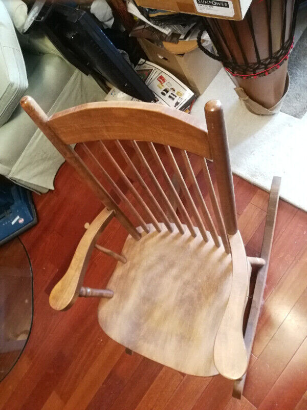 Rocking chair, solid maple. in Chairs & Recliners in Markham / York Region - Image 2
