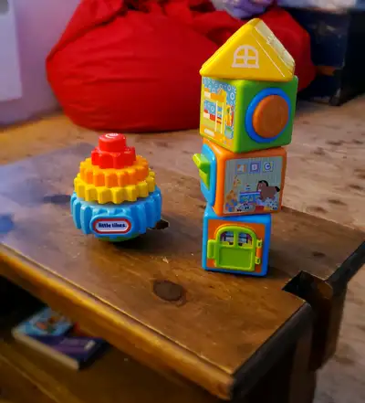 Jouet Little Tikes Giggly Gears Dizzy Gears Playset et Jeu de cubes avec différentes facettes pour f...