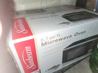 Brand new 700 watt Sunbeam microwave