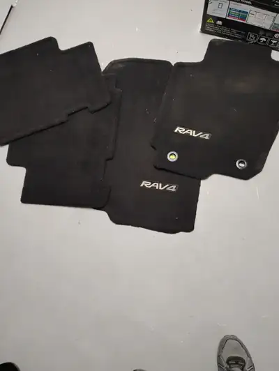 4 tapis pour Rav4 Toyota et cache bagage rétractable en très bon état Prix 20$chacun ou 30$ pour les...