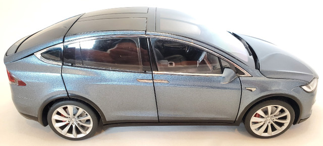 1:18 Diecast Dealer Edition Tesla Model X P100D Grey Metallic NB in Arts & Collectibles in Kawartha Lakes - Image 3