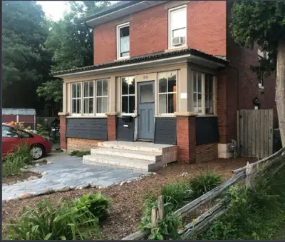 1 Bedroom + Den Apartment - Main Floor -Century Home - Downtown