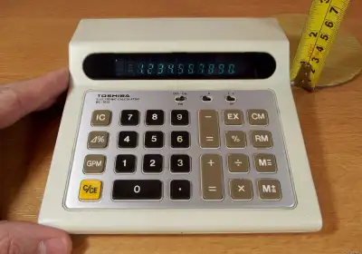 Calculatrice vintage Toshiba BC-1015 (année 1975) En bon état et fonctionnelle.
