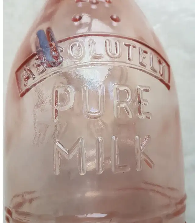 VINTAGE ABSOLUTELY PURE MILK BOTTLE (Made in Italy) in Arts & Collectibles in Laval / North Shore - Image 3