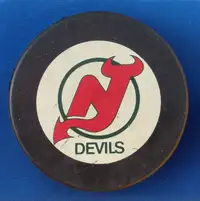 New Jersey Devils puck / NHL official puck / Rondelle hockey LNH