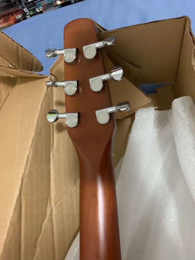 Seagull S6 Classic M-450T Electric Guitar, Almost like New $699 in Guitars in Markham / York Region - Image 9