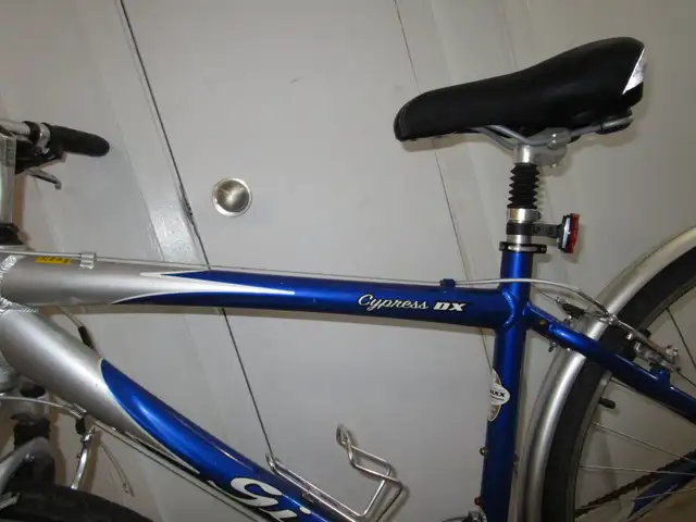 vélo hybride   giant in Cruiser, Commuter & Hybrid in City of Montréal - Image 4