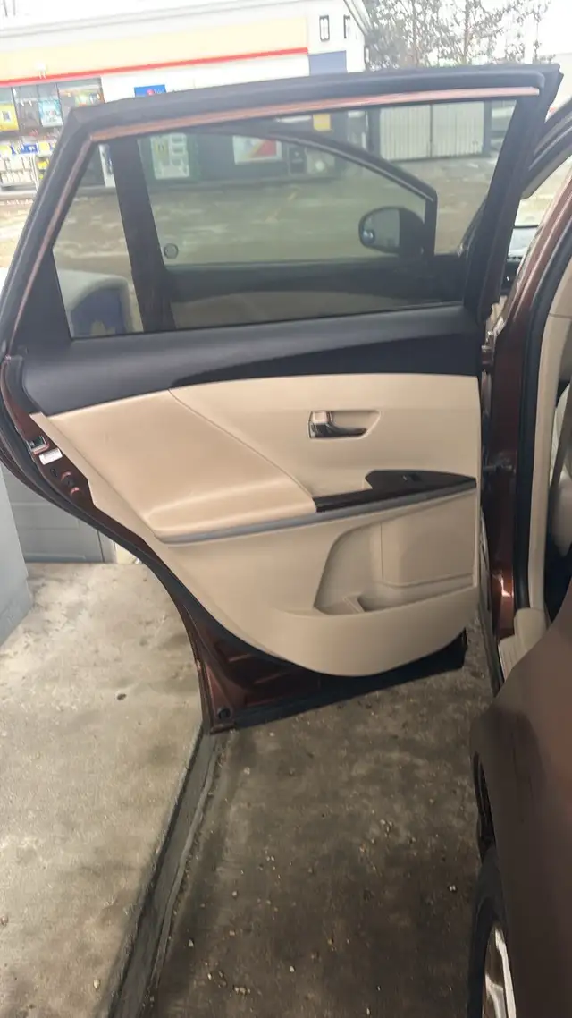 Toyota VENZA 2010 for sale  in Cars & Trucks in Edmonton - Image 5