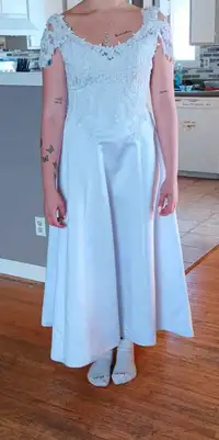 Robe de mariée avec châle grandeur 8