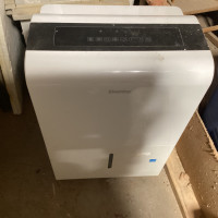 Dehumidifier and air conditioner