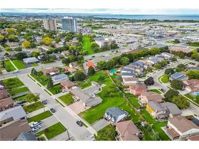 ISO: East end Hamilton female roommate.