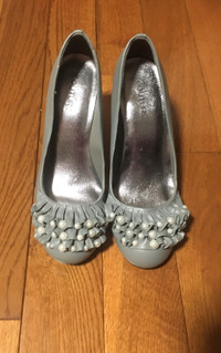 Women’s beautiful dressy shoes great/ new condition 