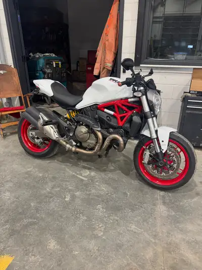 Ducati Monster 821 ! 26500km Très propres Toute offre raisonnable accepté Patrick 514-867-4937