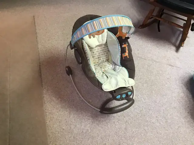 Baby seats  and bassinets in Strollers, Carriers & Car Seats in City of Montréal - Image 4