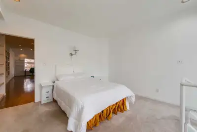 A large, spacious apartment in a beautiful and bright shared house with a private bathroom, entrance...