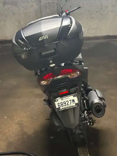 Acheré neuve en juin 2023, j’ai ajouté un coffre dossier, maintenance faite 2025 et roulé 250 km dep...