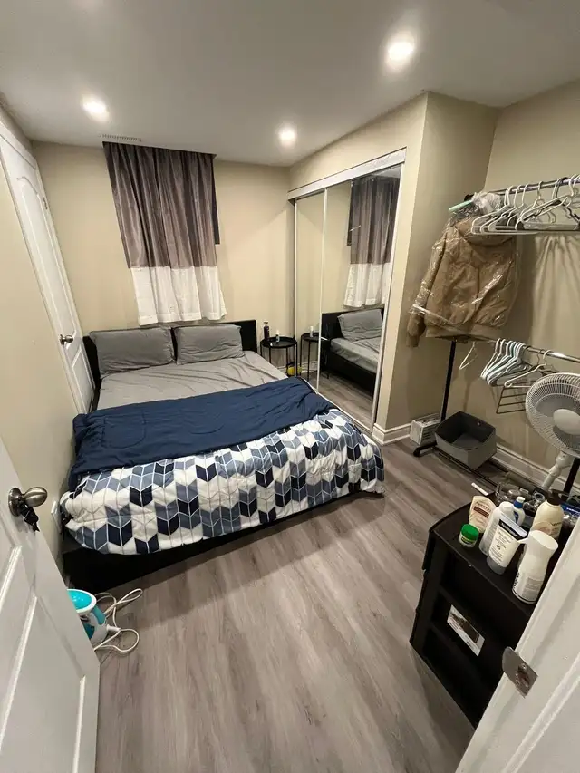 FURNISHED  SHARED ROOM AVAILABLE IN MISSISSAUGA NEAR SQUARE ONE