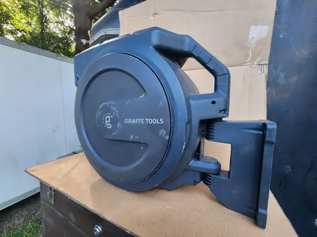 Giraffe Tools Retractable Garden Hose Reel-1/2" 100ft Wall Mount in Outdoor Tools & Storage in Windsor Region - Image 3