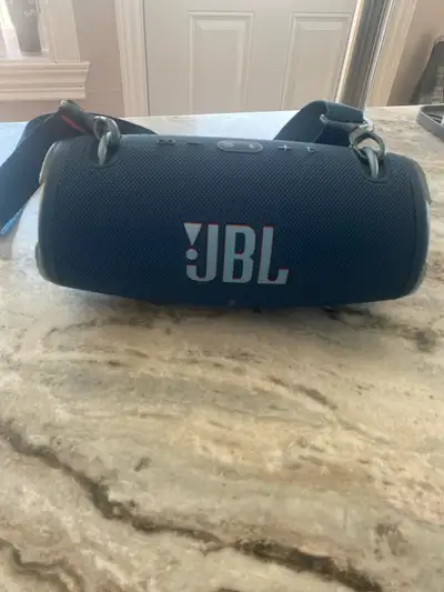JBL extreme 3 bleue. Vient avec le chargeur. La pile tient comme au premier jour. Raison de la vente...