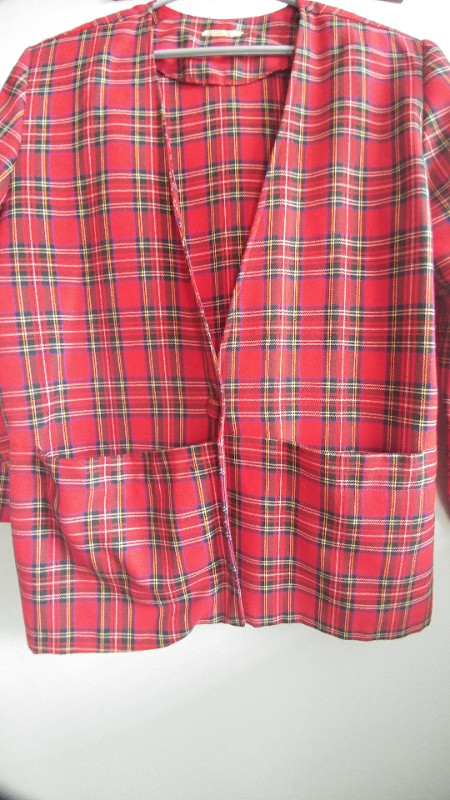 Veston à carreaux rouge de. style Ecossais pour femme. dans Femmes - Hauts et vêtements d'extérieur  à Lanaudière - Image 3