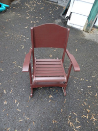 Chaise berçante en bois pliante pour enfant vintage