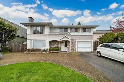 Richmond-upstairs-3 bedrooms, 2 living rooms, and 1 bathroom