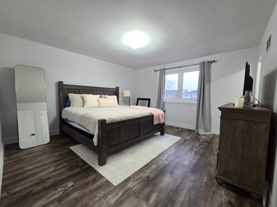 3 all inclusive furnished room rentals available in a 3 bedroom house located near Hurontario St & B...