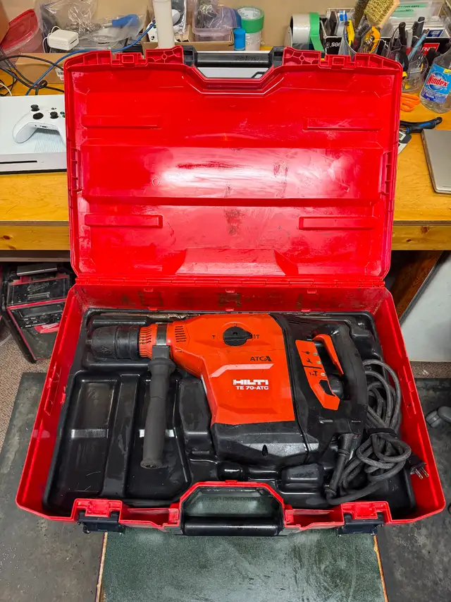 HILTI SDS MAX TE 70-ATC Rotary Hammer Drill with Bits in Power Tools in Oakville / Halton Region - Image 2