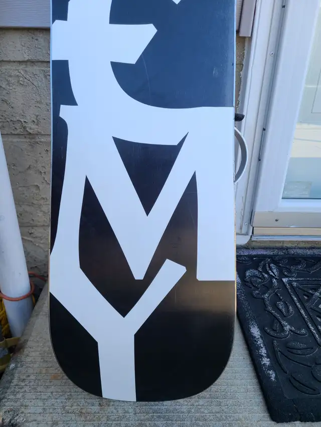 Rossignol 147cm Snowboard with Liquid bindings in Snowboard in Edmonton - Image 8