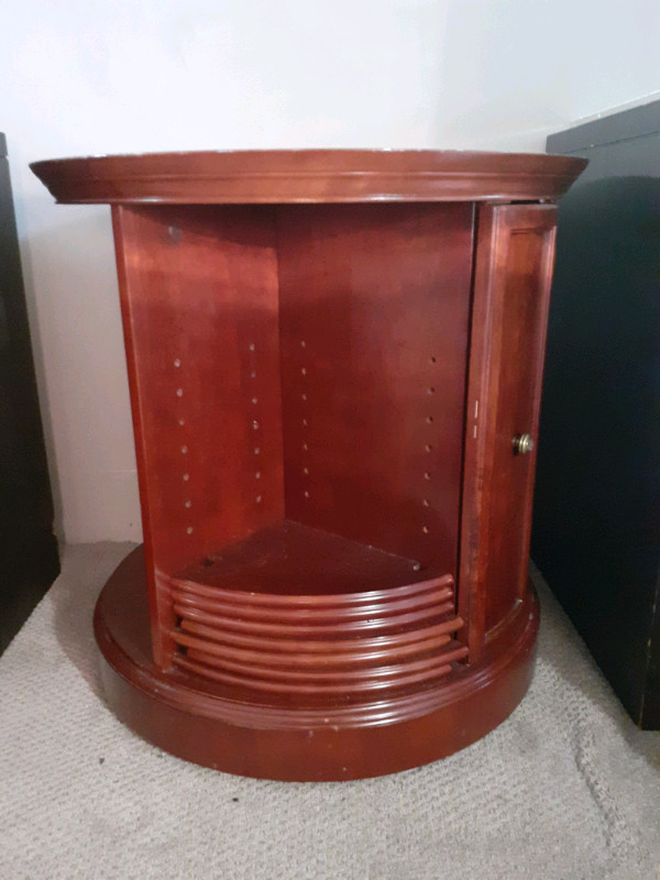 Wood end table in Arts & Collectibles in St. Albert - Image 3