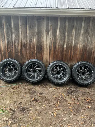 5 bolt fuel renegades 20x10 with -18 offset. Rims have no curb rash or dents Will fit Ram 1500 and J...