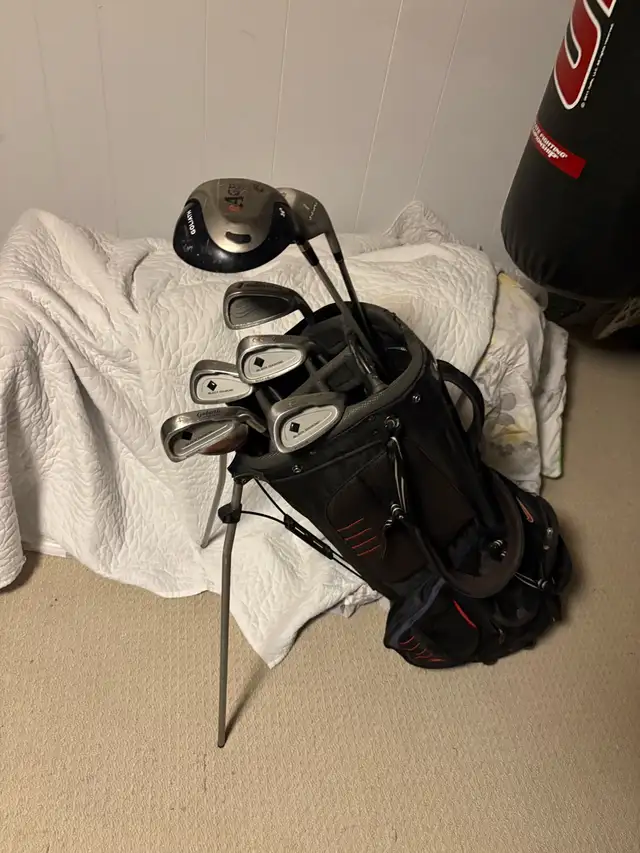 women’s right Goliath golf clubs and bag  in Golf in Guelph - Image 2