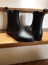 Chelsea’s Womens Rain Boots. Size 40.-  Fits Size 9Price is firm