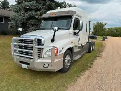 New clutch, parksmart, good tires, 18 speed manual, uses no DEF, very good for year & km. Retiring f...