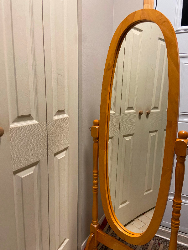 Miroir sur pied en bois/style antique/Wood Standing mirror dans Décoration intérieure et accessoires  à Ville de Montréal - Image 4