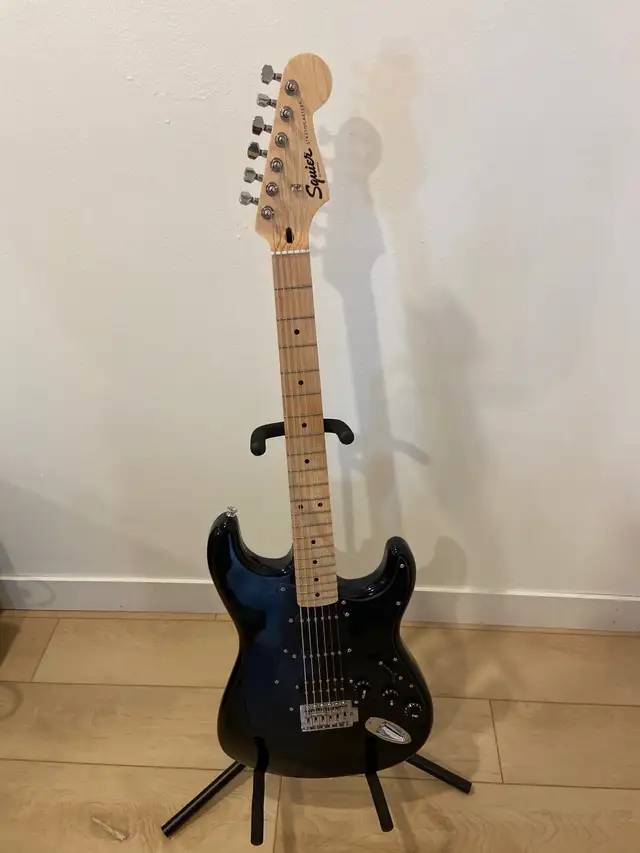 SQUIRE SONIC STRATOCASTER HSS BLACK in Guitars in Ottawa - Image 2