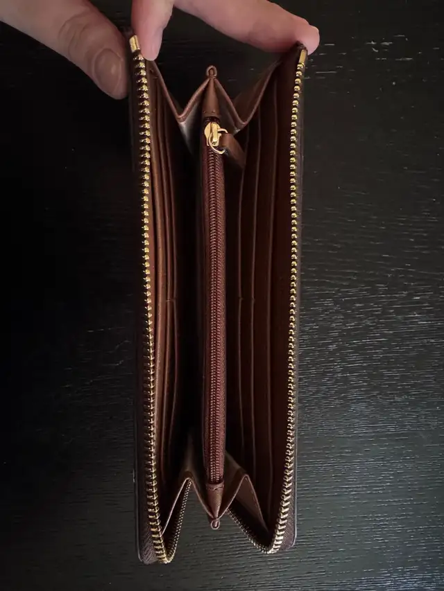 Michael Kors Wallet in Women's - Bags & Wallets in Sudbury - Image 4