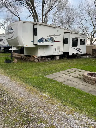 2006 Heartland Bighorn 3099 RL. 36’overall length with 3 slide outs, each with its own retractable c...