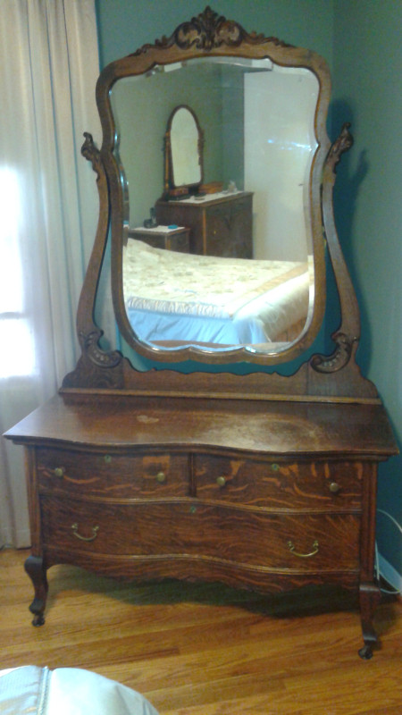 Antique Oak Dresser with mirror in Dressers & Wardrobes in Mississauga / Peel Region - Image 2