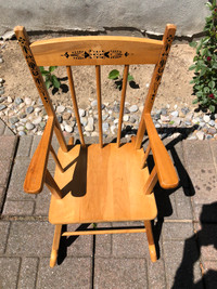 Chaise berçante en bois pour enfants 