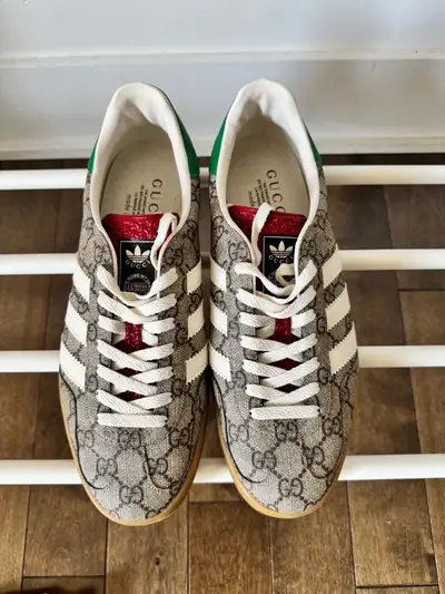 Authentic and original Gucci sneakers in size 9. Classic GG monogram design with white laces, green...