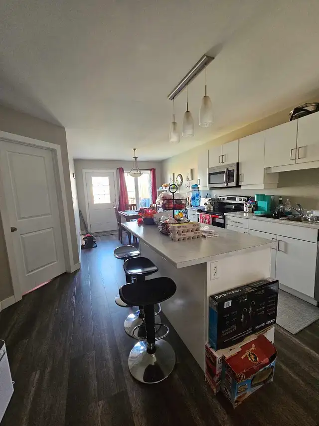 3 Bedroom, 2 Bathroom SxSide Home in New Bothwell in Long Term Rentals in Winnipeg - Image 3