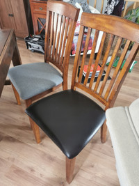 Table en bois avec chaises