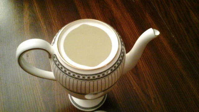 IVORY BONE CHINA COFFEE POT - WEDGWOOD - COLONNADE in Arts & Collectibles in City of Toronto - Image 3