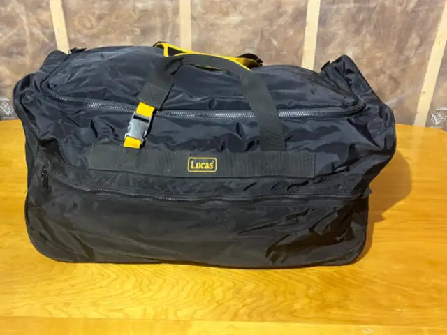 Lucas Duffel Bag with wheels in Other in Ottawa - Image 2
