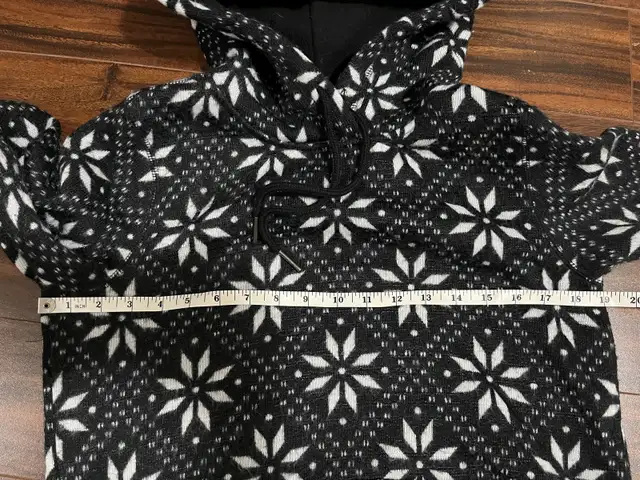 Roots women’s small snowflake hoodie black and white sweatshirt in Women's - Tops & Outerwear in Oshawa / Durham Region - Image 6