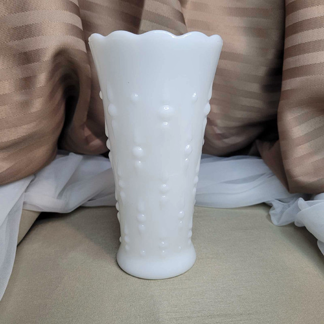 Beautiful Vintage 7" x 4" White Milk Glass Vase Excellent... in Arts & Collectibles in Markham / York Region