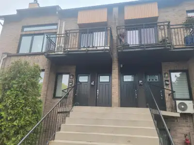 SUPERBE CONDO-MAISON 2 chambres MEUBLE+GARAGE,FOYER  2Stationne