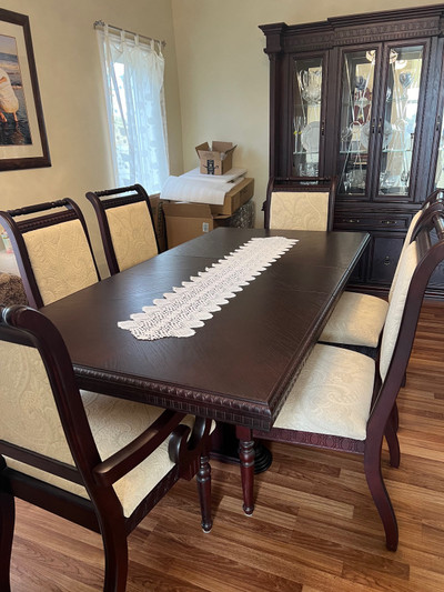 Dining room set with hutch 