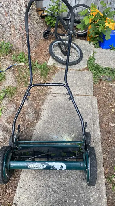 This pre-loved Yardworks reel lawn mower is a quiet, eco-friendly way to keep your grass trim and ti...